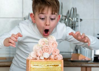 First Bites and Genuine Smiles: The Magic of Cake Smash Sessions